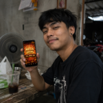 ผู้เล่นถือมือถือแสดง Mega Win 36,450 ภาพประกอบประสบการณ์เล่นสล็อต TUNDER24HR